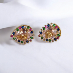 Conjunto de colar e brincos em gota com zircônia rosa, rodeada com micro zircônia coloridas, banho em ouro 18 k - wojdela semijoias
