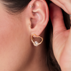 Brinco coração com zircônias , banho em ouro 18 k - comprar online
