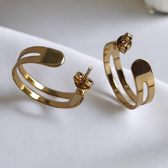 Brinco argola media com designer de dois aros lisos, banho em ouro 18 k - comprar online