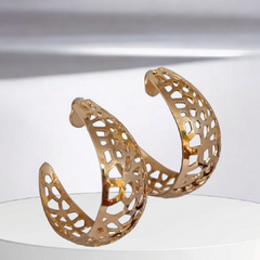 Brinco argola media vazada ,banho em ouro 18 k na internet