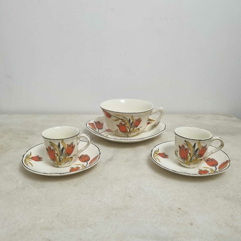 Lote com duas xícaras de café e uma de chá com pires em porcelana inglesa.