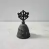 Sino de mão em bronze todo trabalhado com pêndulo