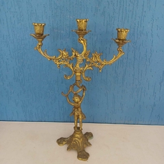 Imagem do Magnifico candelabro de três velas em bronze com Querubim