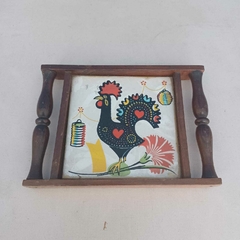 Bandeja em madeira com galo em azulejo