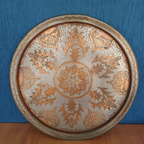 Enorme prato indiano em cobre, usado como tampo de mesa