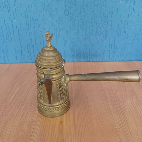 Lindíssimo Bule Árabe em metal dourado