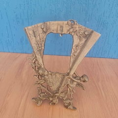 Lindíssimo porta retrato ricamente trabalhado com figura angelical, material em metal leve - comprar online