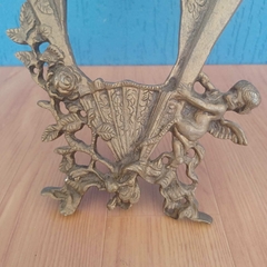Lindíssimo porta retrato ricamente trabalhado com figura angelical, material em metal leve na internet