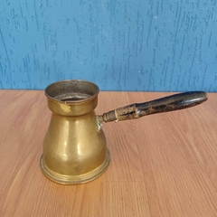 Lindíssimo bule turco em metal dourado, com cabo de madeira, - comprar online
