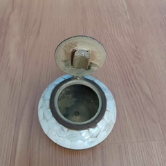 Pote em bronze com aplics em madrepérola - comprar online