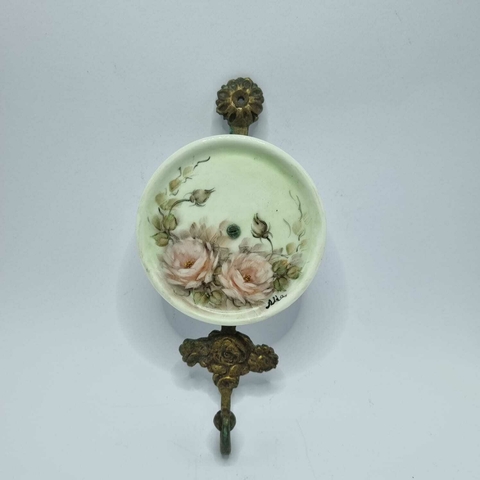 Suporte em bronze com prato em porcelana pintado a mão