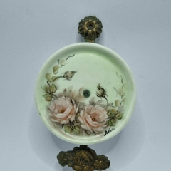 Suporte em bronze com prato em porcelana pintado a mão na internet