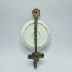 Suporte em bronze com prato em porcelana pintado a mão - Kombina Antiguidades – Tesouros Raros e Peças de Colecionador