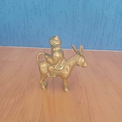 Homem sentado de costas no burro em bronze - comprar online