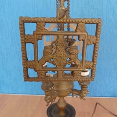 Antiga e rara luminária em bronze, ricamente trabalhada na internet