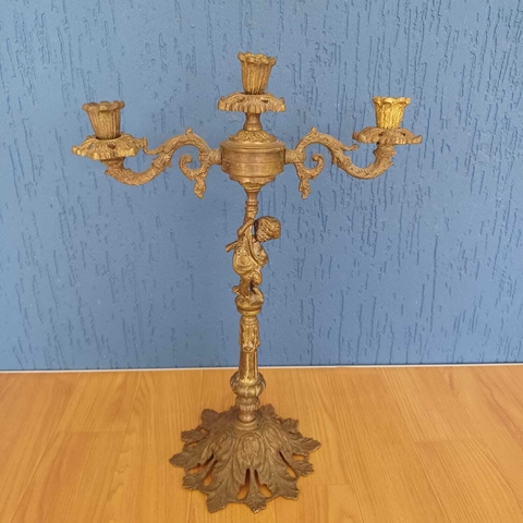 Candelabro em bronze para três velas com anjo