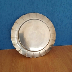 Centro de mesa em metal com desenho - Kombina Antiguidades – Tesouros Raros e Peças de Colecionador