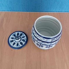 Grande pote em cerâmica branca e azul, medindo 19x13cm. - comprar online