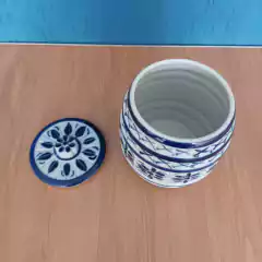 Grande pote em cerâmica branca e azul, medindo 19x13cm. - comprar online