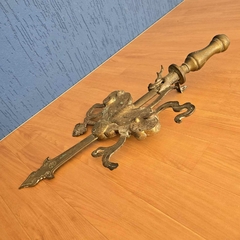 Lança cerimonial oriental com lindos detalhes ornamentais incluindo uma cabeça de dragão - Kombina Antiguidades – Tesouros Raros e Peças de Colecionador
