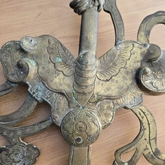 Lança cerimonial oriental com lindos detalhes ornamentais incluindo uma cabeça de dragão na internet