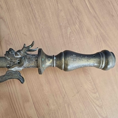 Lança cerimonial oriental com lindos detalhes ornamentais incluindo uma cabeça de dragão - comprar online