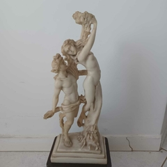 Belíssima escultura em resina representando as figuras mitológicas Apolo e Daphine - Kombina Antiguidades – Tesouros Raros e Peças de Colecionador