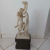 Belíssima escultura em resina representando as figuras mitológicas Apolo e Daphine