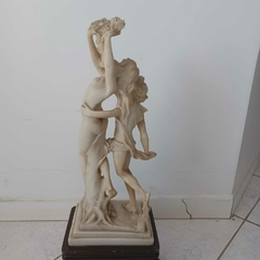 Belíssima escultura em resina representando as figuras mitológicas Apolo e Daphine - comprar online