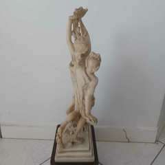 Belíssima escultura em resina representando as figuras mitológicas Apolo e Daphine na internet