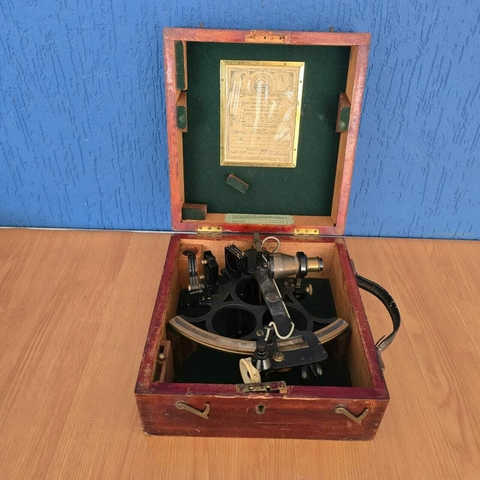 Antigo e raro Sextante britânico Náutico com selo da HUSUN de 1947 (Henry Hughes & Son)