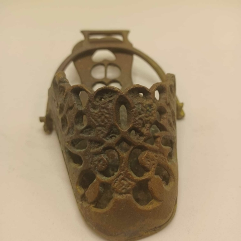 Antigo e raro estribo formato de sapata em bronze