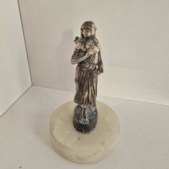 Escultura antiga em bronze de mulher em base de pedra com assinatura