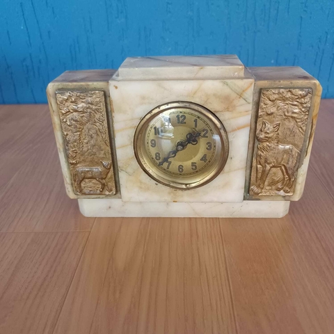 Relógio antigo em pedra de Mármore, segundo pesquisas creio ser de origem alemã, sem funcionamento com 2 placas laterias com animais.
