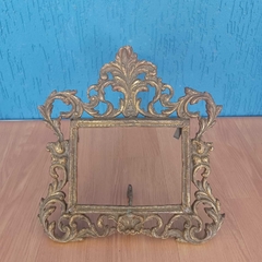 Belíssimo porta retrato em bronze ricamente trabalhado,