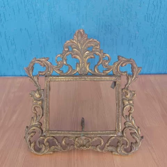 Belíssimo porta retrato em bronze ricamente trabalhado,