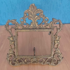 Belíssimo porta retrato em bronze ricamente trabalhado, na internet