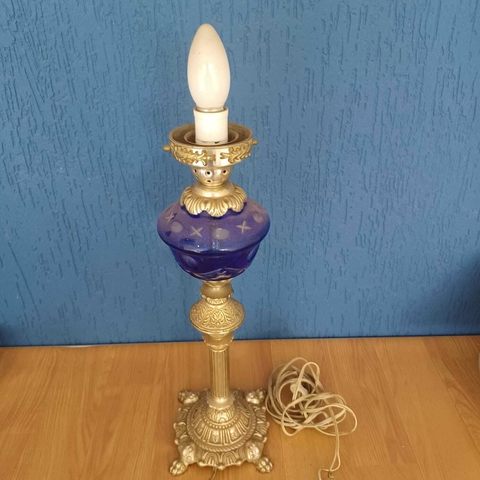 Lindíssimo abajur em bronze com abóbada azul em cristal.