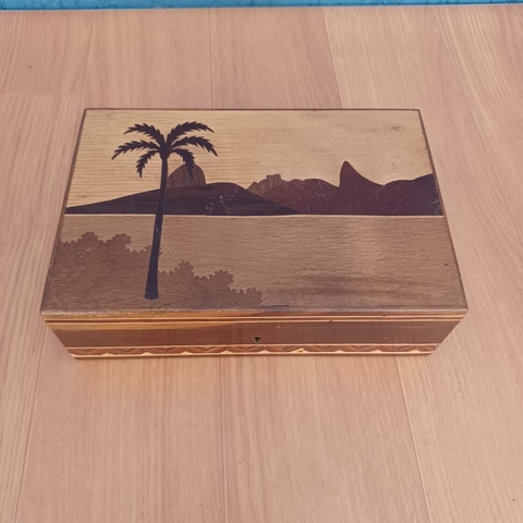 Caixa porta joias em Marchetaria