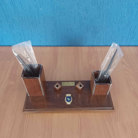 Porta canetas com 2 canetas ainda no Plástico com emblema da Marinha em madeira