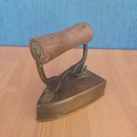 Ferro de passar antigo em bronze