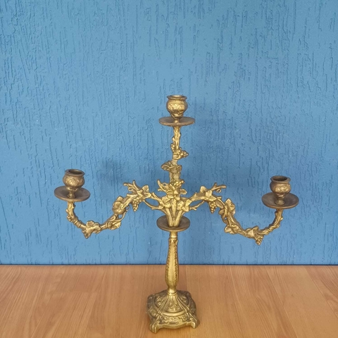Elegante candelabro antigo em bronze maciço para três velas