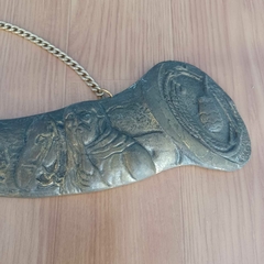 Diferente peça decorativa em bronze formato de Corneta com desenhos em relevo de homem gaúcho à cavalo de Porto Alegre - comprar online