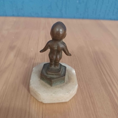 Pequena e rara estatueta em bronze representando um bebê de braços abertos - comprar online