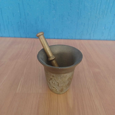 Almofariz antigo em bronze, peça rústica e robusta