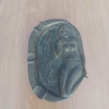Raro cinzeiro vintage esculpido em bronze maciço e pesado, com relevo de uma figura feminina