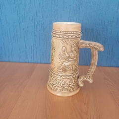 Caneca Ceramarte de chopp toda trabalhada, com brsão de um urso preto, símbolo de Berlim