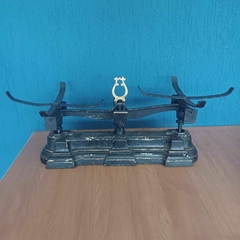 Balança antiga de dois pratos em ferro fundido da marca CONTEVILLE - comprar online