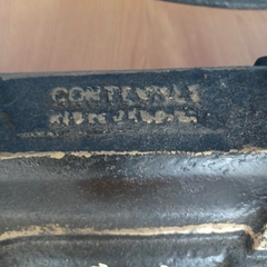 Balança antiga de dois pratos em ferro fundido da marca CONTEVILLE na internet