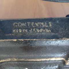 Balança antiga de dois pratos em ferro fundido da marca CONTEVILLE na internet
